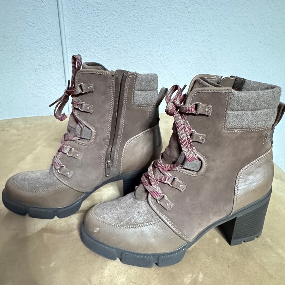 Naturalizer Taupe Lace Up Boots